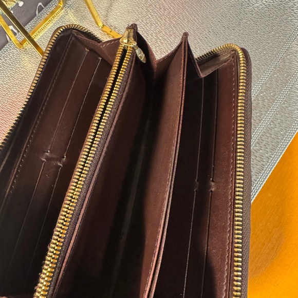 Louis Vuitton Brown Embossed printed monogram zipper round Wallet - Picture 12 of 16